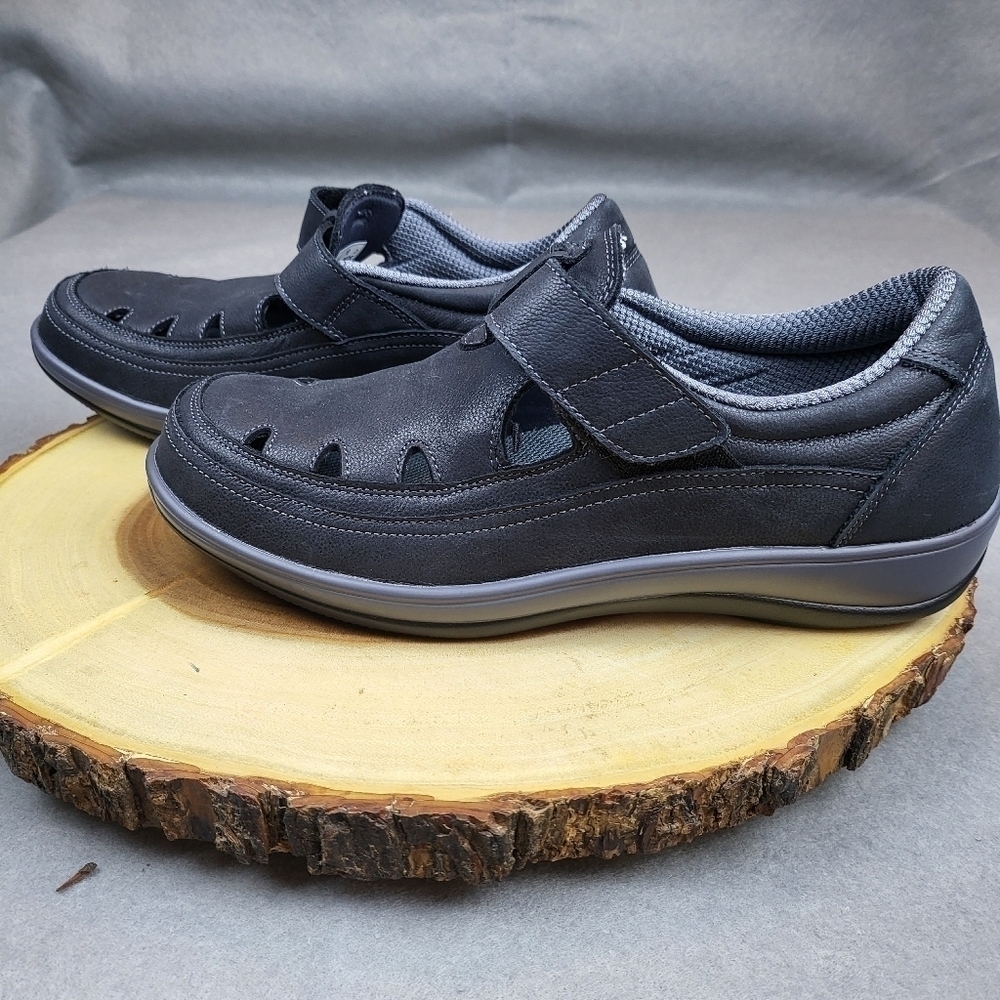 Orth feet women's  10 wide Great comfortable shoe.